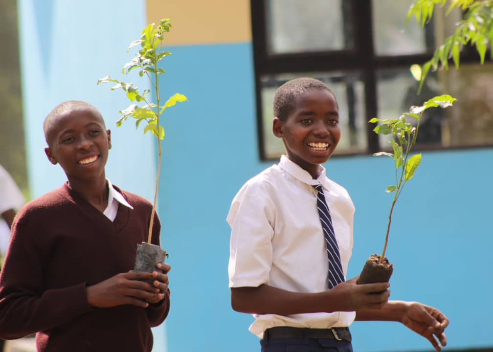 DERTOUR Foundation Projekt In Harmonie mit der Natur SchülerInnen pflanzen Bäume
