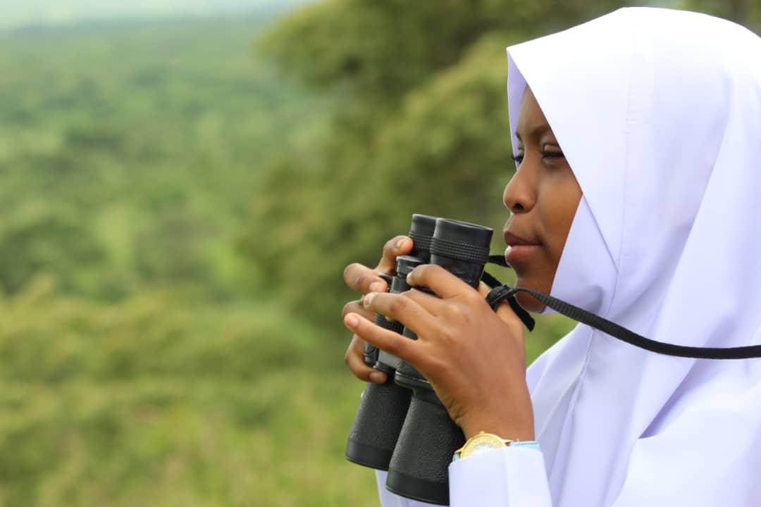 DERTOUR Foundation Projekt In Harmonie mit der Natur Mädchen mit Fernglas