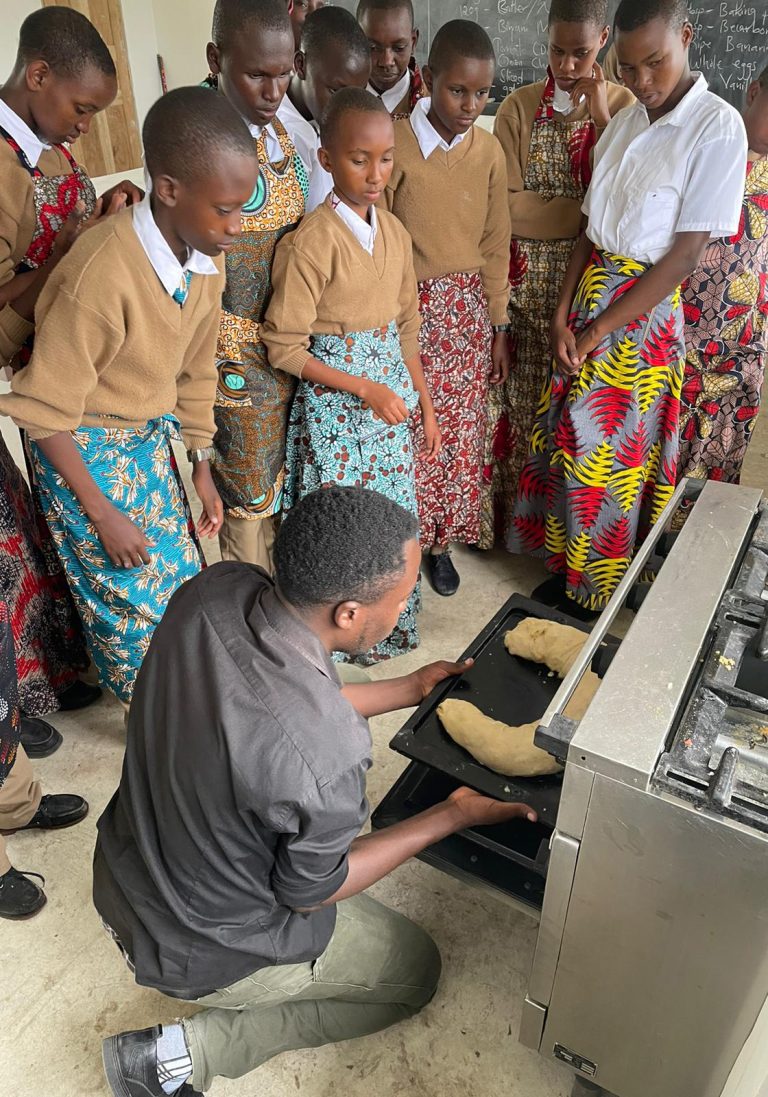 DERTOUR Foundation Projekt Amani Backen