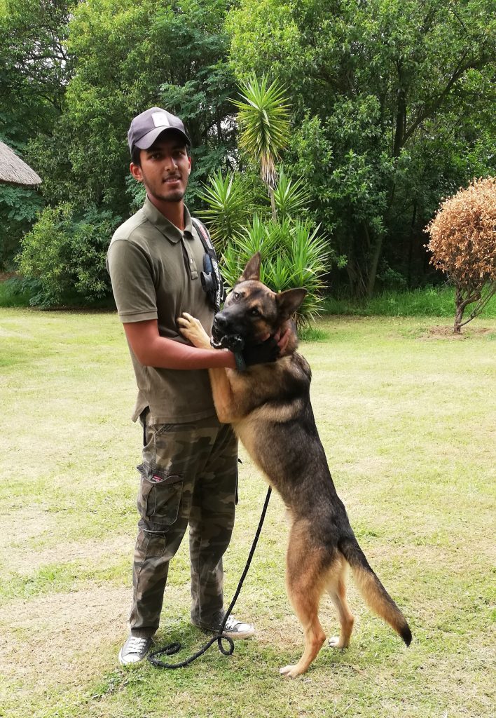 DERTOUR Foundation Projekt Wildereihunde mit Herrchen