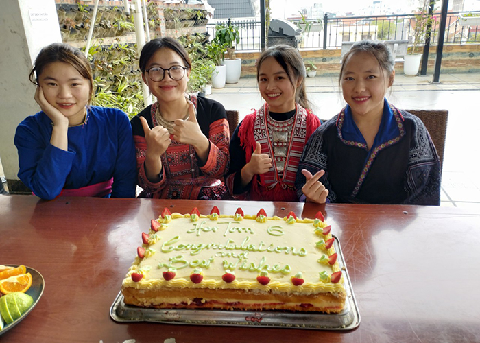 DERTOUR Foundation Projekt KOTO Vietnam - Mädchen vor Kuchen