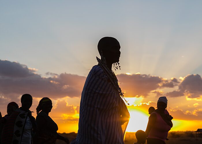 DERTOUR Foundation Geburtstag Massaifrau im Sonnenuntergang
