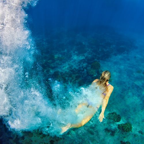 Frau taucht im Meer