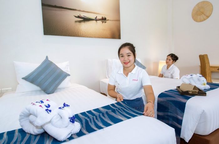 Room Division Frau macht ein Hotelbett